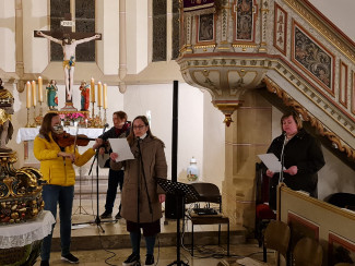 Passionsandacht mit Burning Hearts, Manuela Gräbner an der Geige, Lara Müllherr an der Orgel
